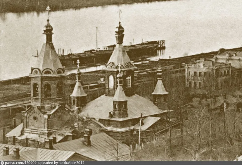 Пятиглавая кирпичная церковь с шатровыми главками, вид с реки, 1910 год