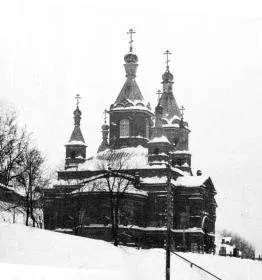 Заснеженная кирпичная церковь с пятью шатровыми главами и колокольней, крупный план